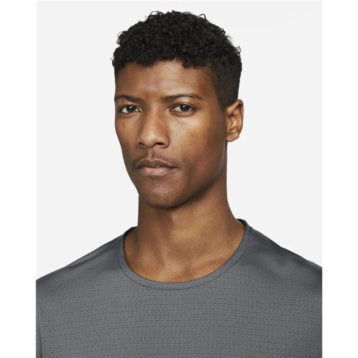 Ανδρική Μπλούζα με Κοντό Μανίκι Nike Dri-FIT Rise 365 Σκούρο γκρίζο