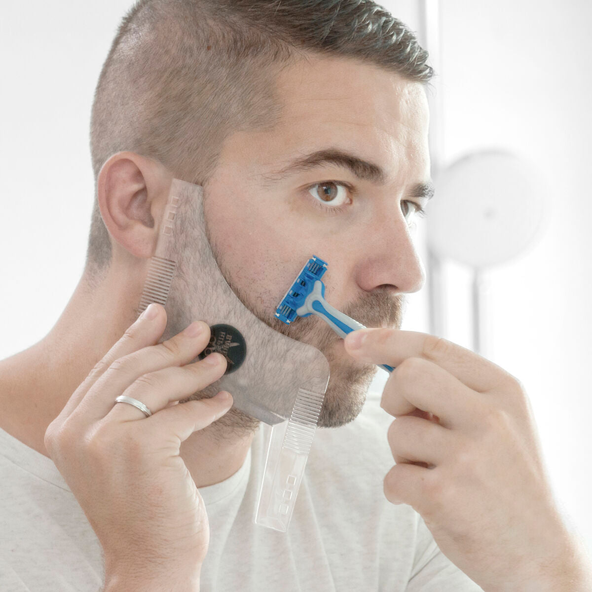 Pack πρότυπο για ξύρισμα γενειάδας Hipster Barber και Επαγγελματκική επαναφορτιζόμενη κουρευτική μηχανή με αξεσουάρ InnovaGoods