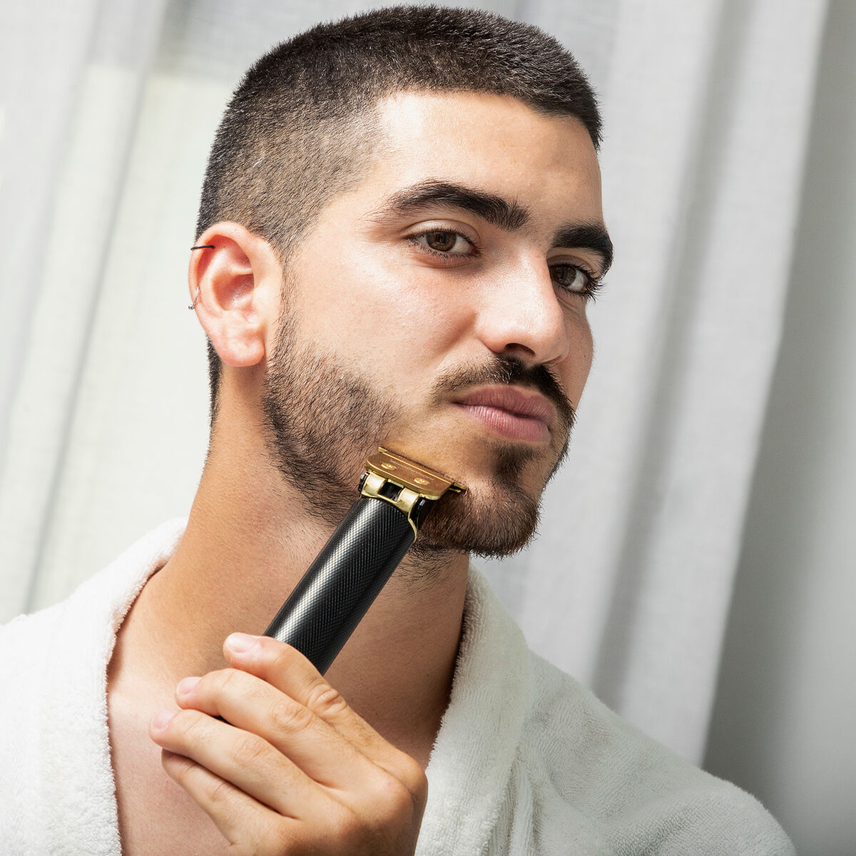 Pack πρότυπο για ξύρισμα γενειάδας Hipster Barber και Επαγγελματκική επαναφορτιζόμενη κουρευτική μηχανή με αξεσουάρ InnovaGoods