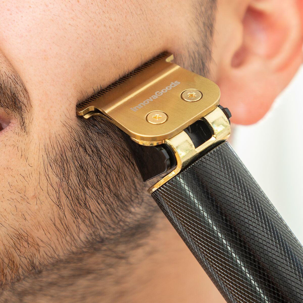 Pack πρότυπο για ξύρισμα γενειάδας Hipster Barber και Επαγγελματκική επαναφορτιζόμενη κουρευτική μηχανή με αξεσουάρ InnovaGoods