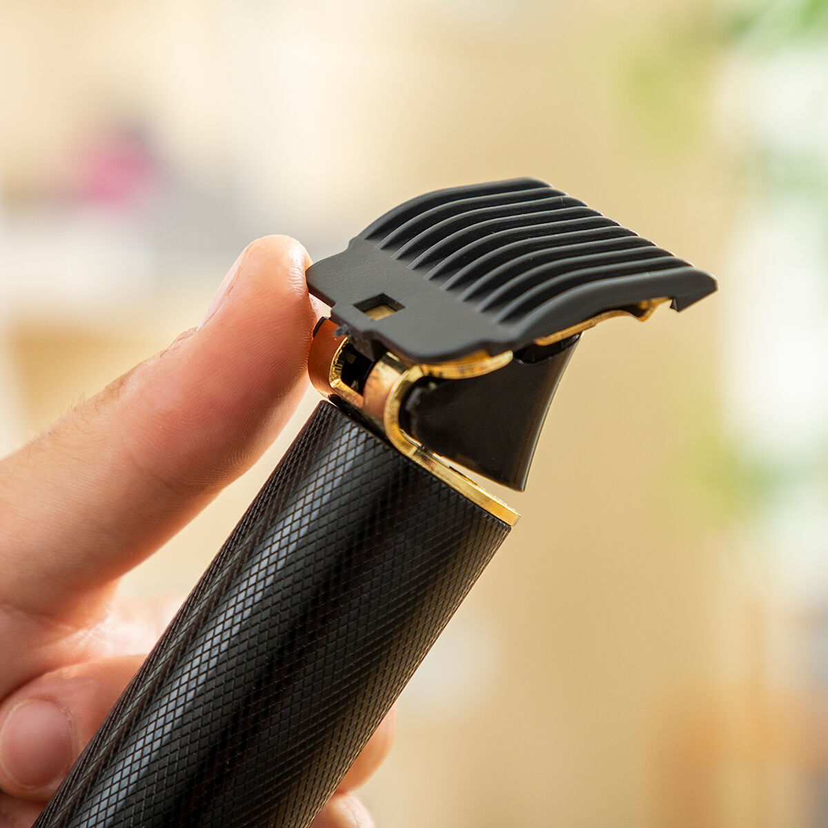 Pack πρότυπο για ξύρισμα γενειάδας Hipster Barber και Επαγγελματκική επαναφορτιζόμενη κουρευτική μηχανή με αξεσουάρ InnovaGoods