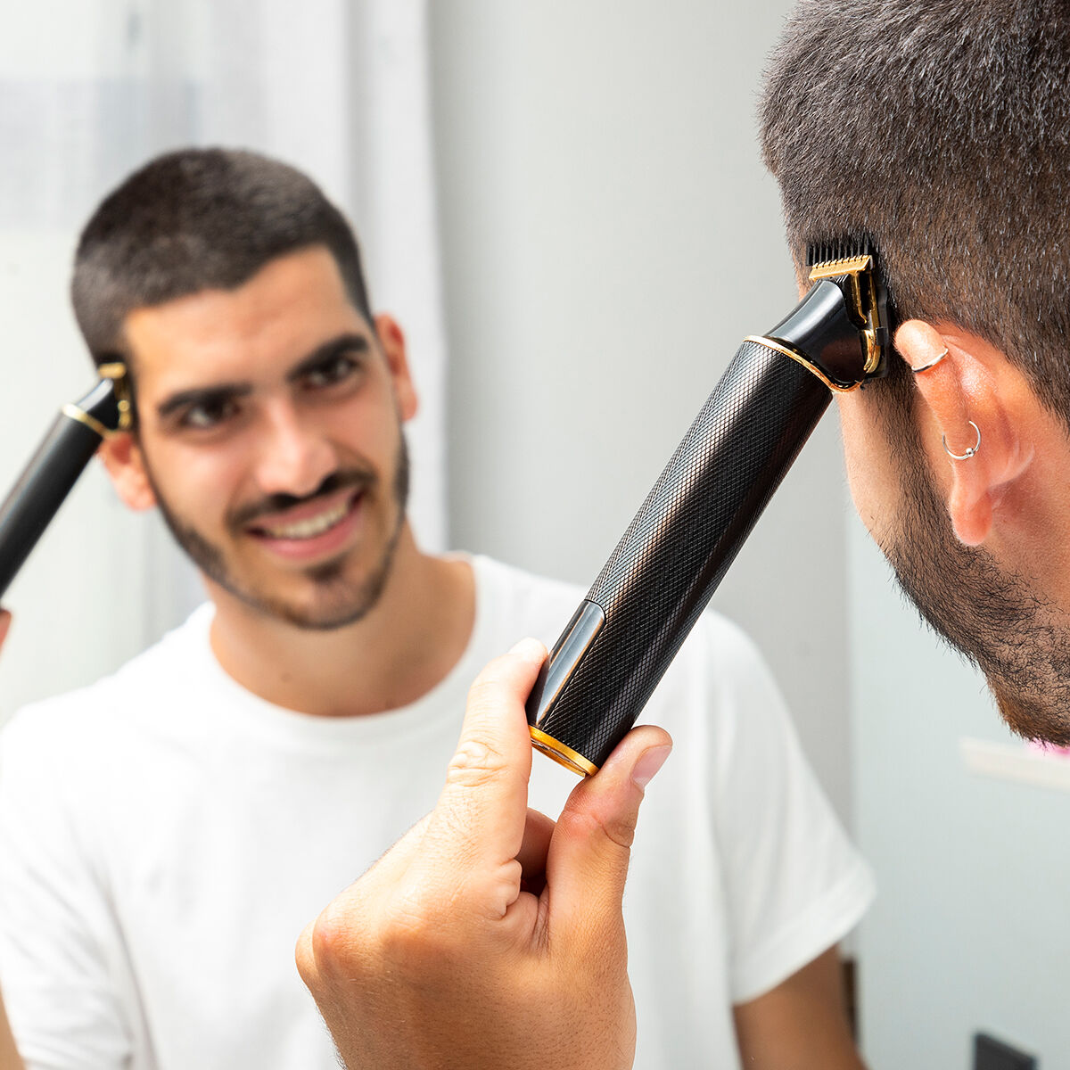 Pack πρότυπο για ξύρισμα γενειάδας Hipster Barber και Επαγγελματκική επαναφορτιζόμενη κουρευτική μηχανή με αξεσουάρ InnovaGoods