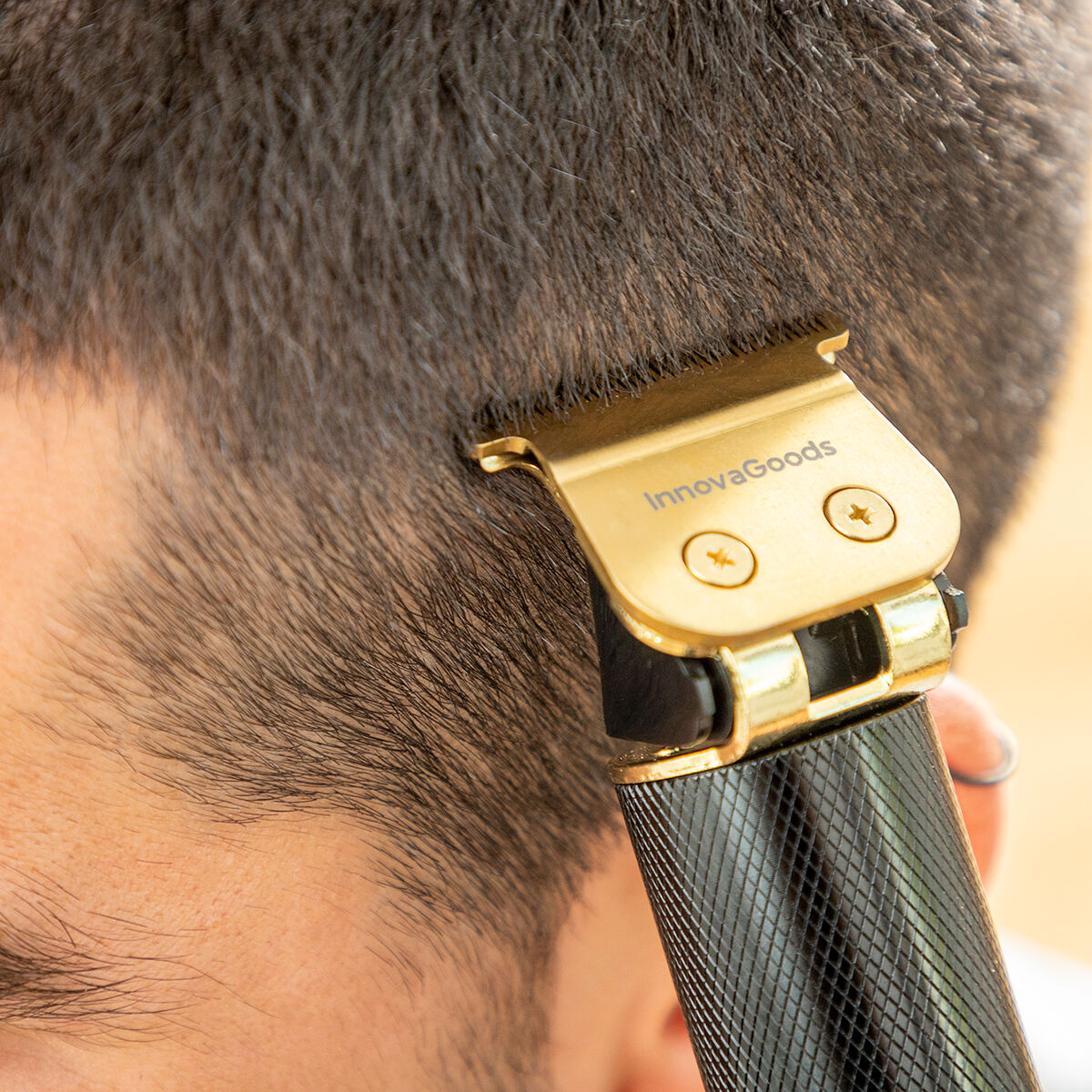 Pack πρότυπο για ξύρισμα γενειάδας Hipster Barber και Επαγγελματκική επαναφορτιζόμενη κουρευτική μηχανή με αξεσουάρ InnovaGoods