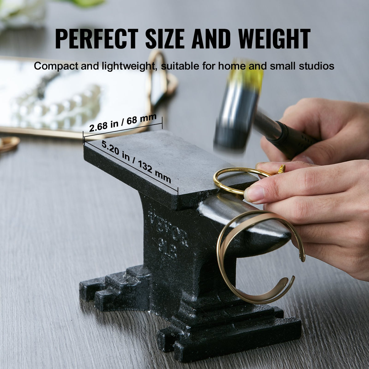 VEVOR Single Horn Anvil, 4 kg Cast Steel Anvil, High Hardness Rugged Round Horn Anvil Blacksmith, Compact Design and Stable Base, Forge Tools and Equipment, Metalsmith Tool for Bending and Shaping